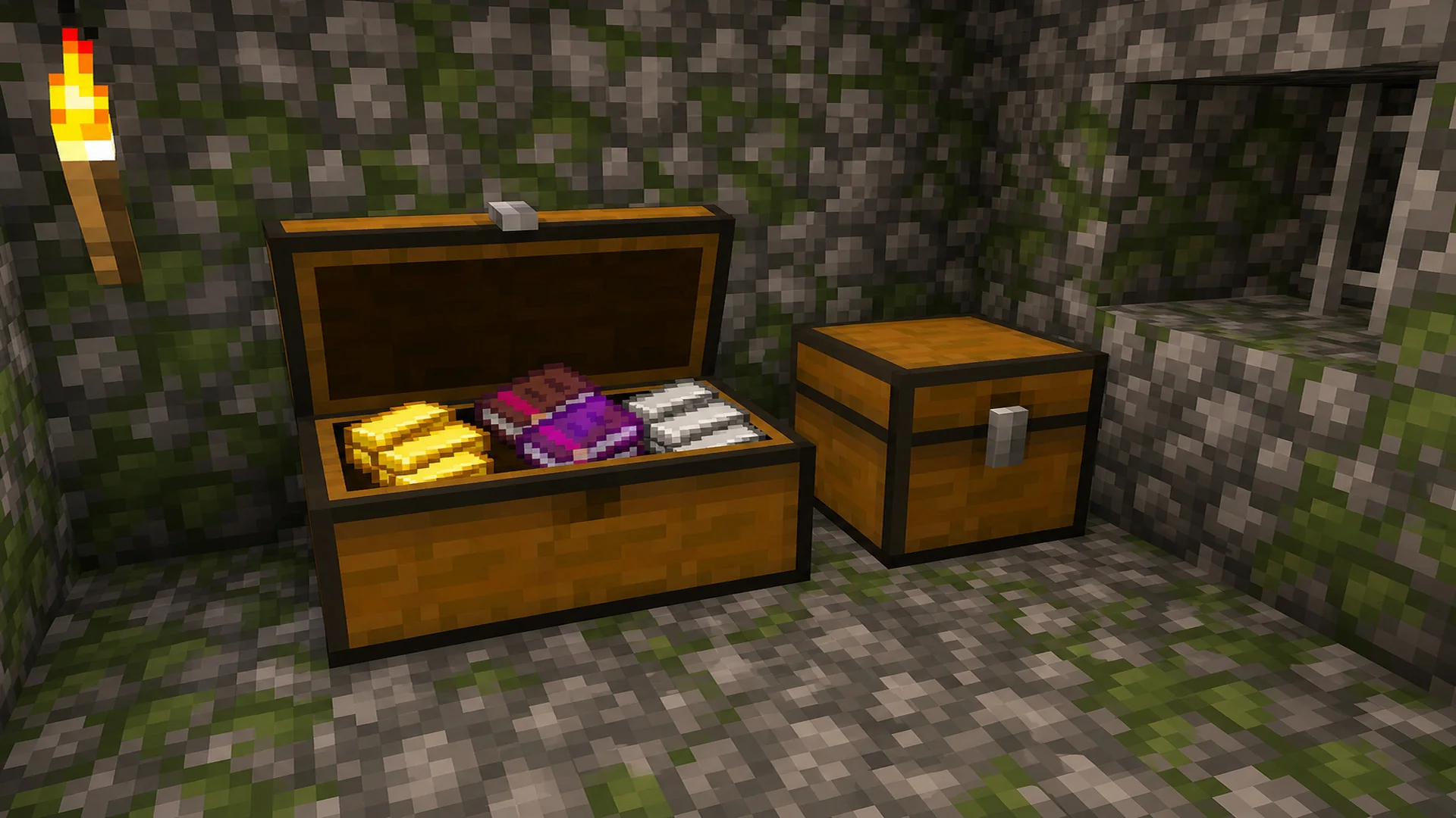 Два сундука с добычей у стены сокровищницы Minecraft